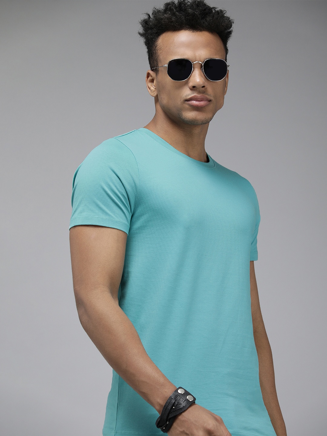 

The Roadster Lifestyle Co Men Blue Solid Round Neck Muscle Fit T-shirt