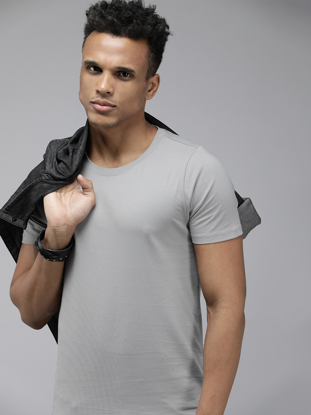 

The Roadster Lifestyle Co Men Grey Solid Round Neck Muscle Fit T-shirt