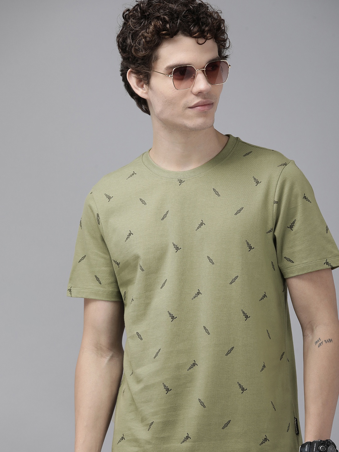 

The Roadster Lifestyle Co Men Olive Green & Black Biker Printed Pure Cotton T-shirt