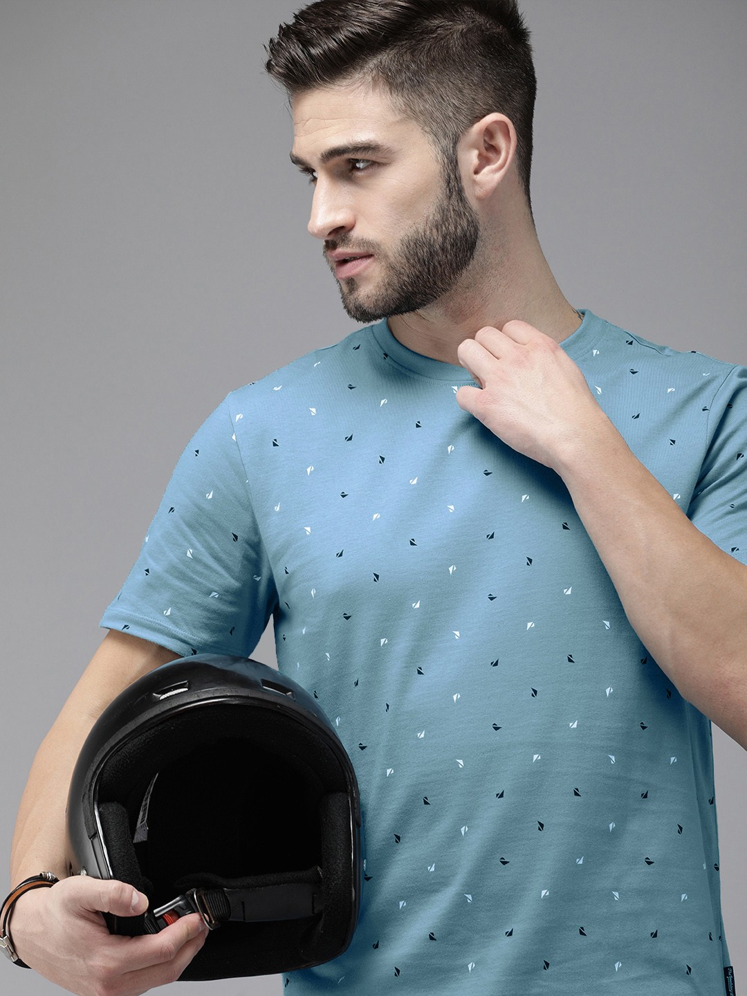 

The Roadster Lifestyle Co Men Blue Geometric Printed Pure Cotton Casual T-shirt