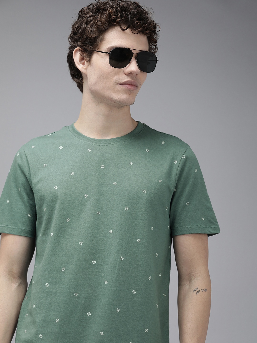 

The Roadster Lifestyle Co Men Green & White Printed Pure Cotton T-shirt