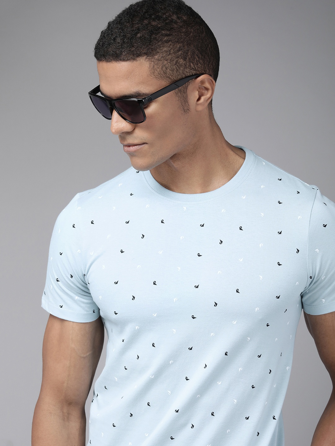 

Roadster Men Blue & Black Printed Pure Cotton T-shirt