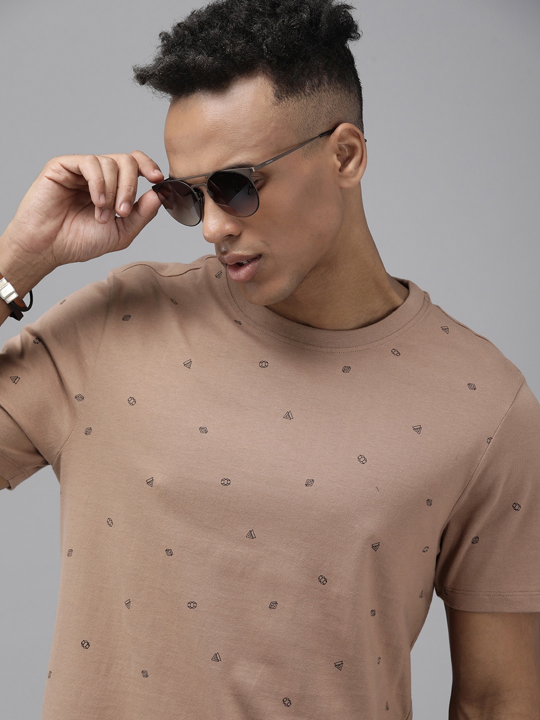 

The Roadster Lifestyle Co Men Beige Geometric Printed Pure Cotton T-shirt