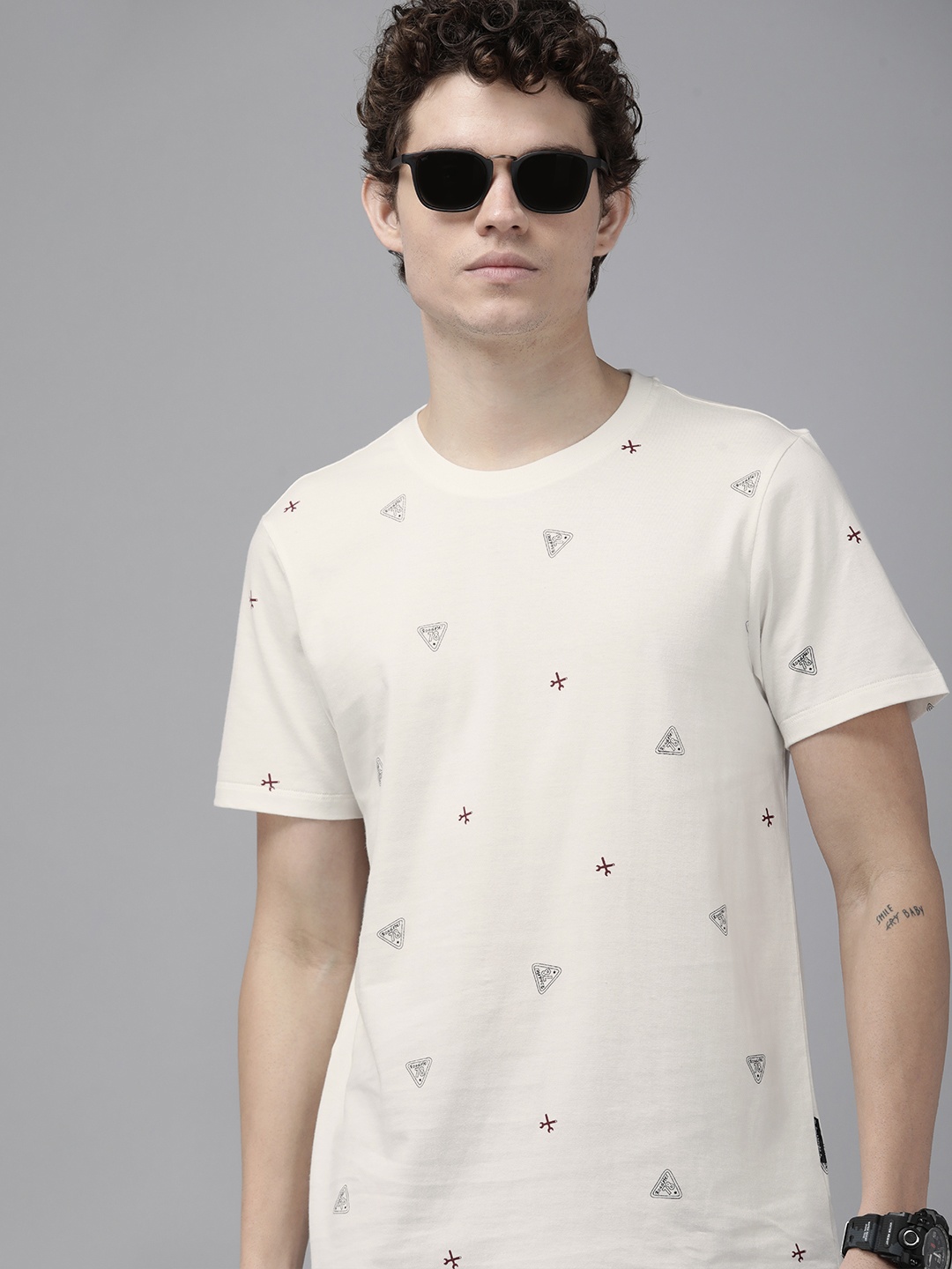 

Roadster Men Off-White & Black Brand Logo Printed Pure Cotton T-shirt