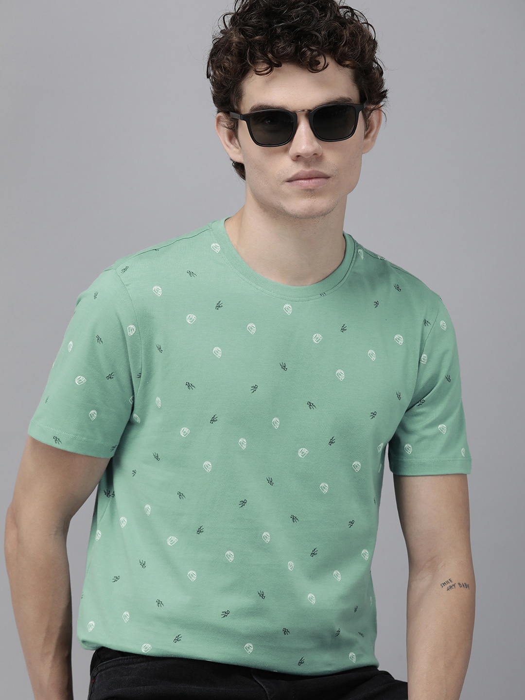 

The Roadster Lifestyle Co Men Green & White Printed Pure Cotton T-shirt