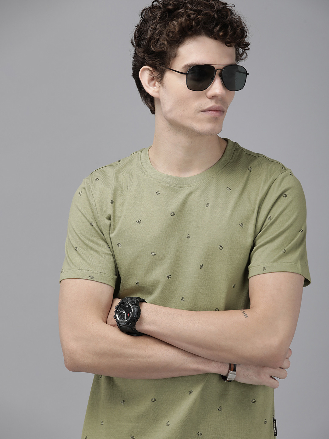 

Roadster Men Olive Green & Black Geometric Printed Pure Cotton T-shirt