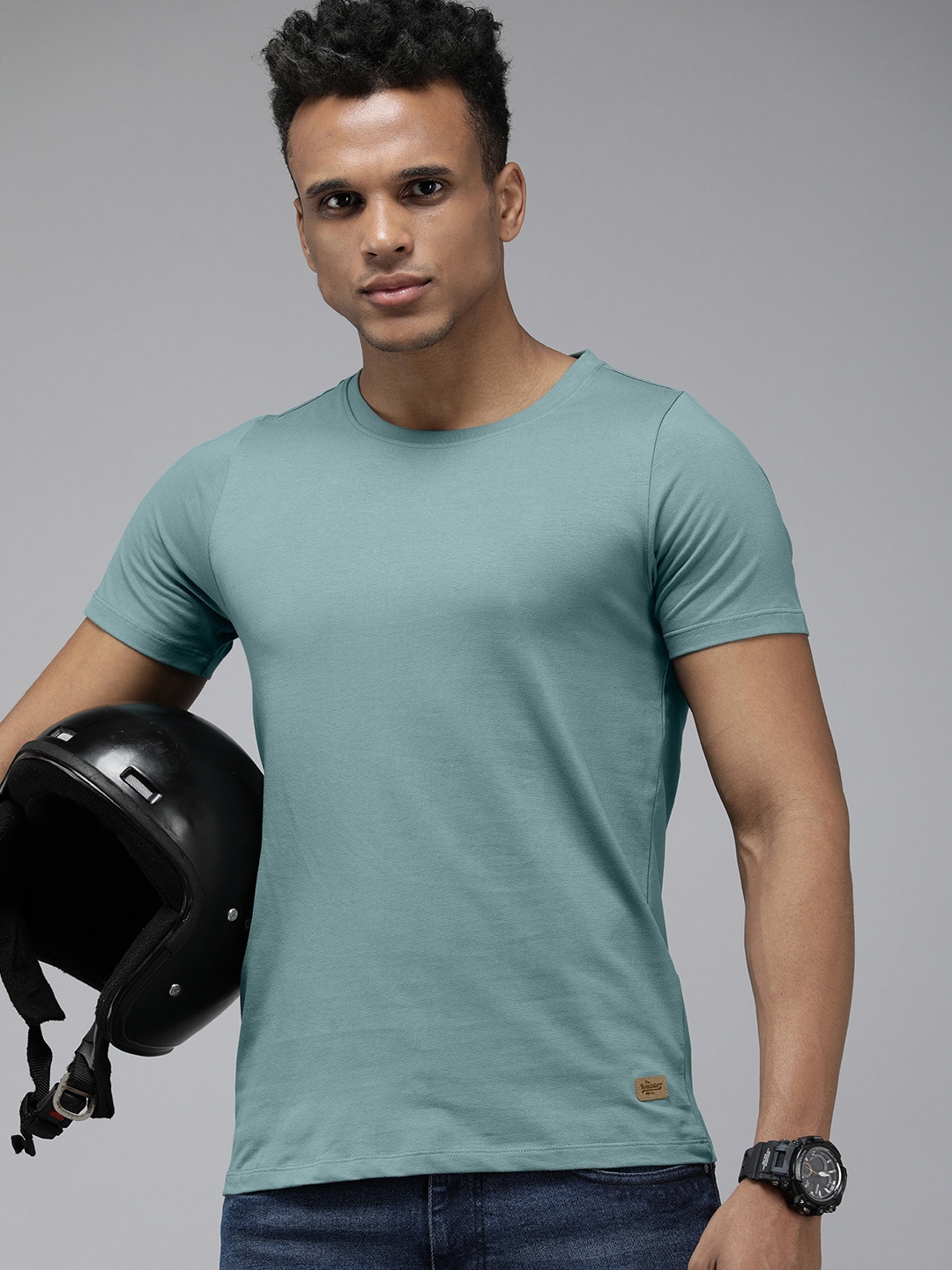 

Roadster Men Blue Solid Muscle Fit Tshirt