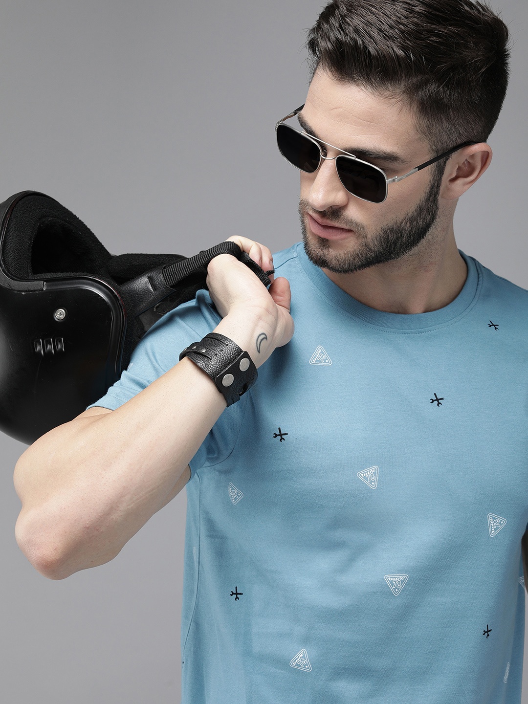 

Roadster Men Blue & Multicoloured Printed Slim Fit Pure Cotton Casual T-shirt
