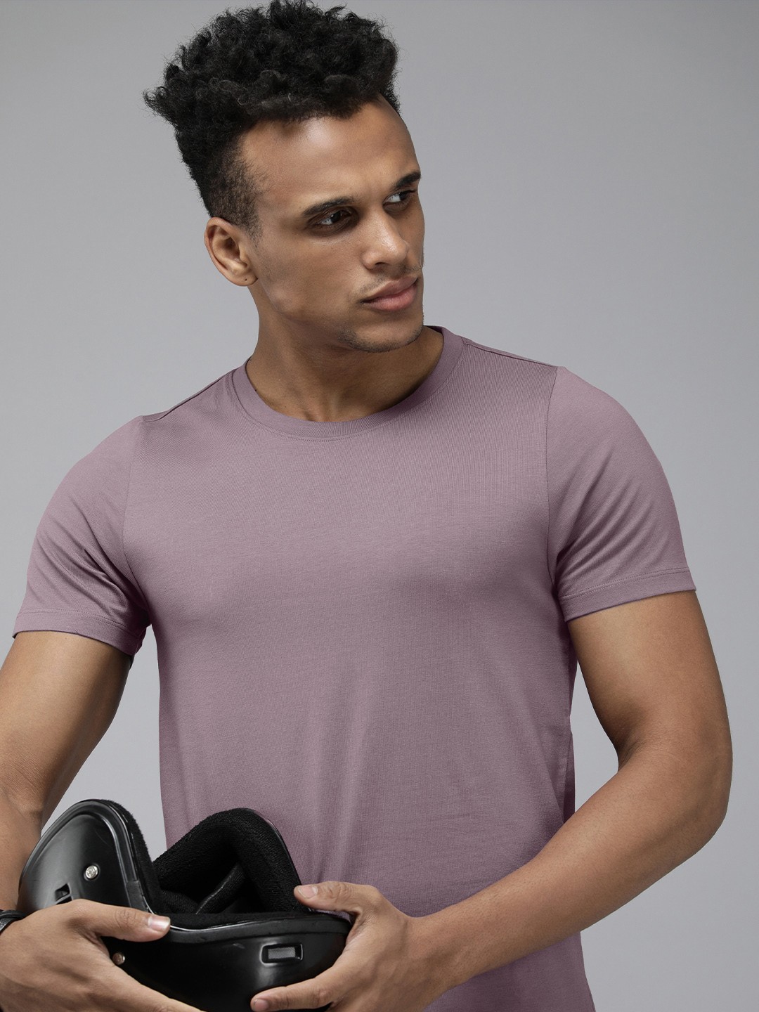 

Roadster Men Mauve Solid Round-Neck Regular Fit Muscle Fit T-shirt