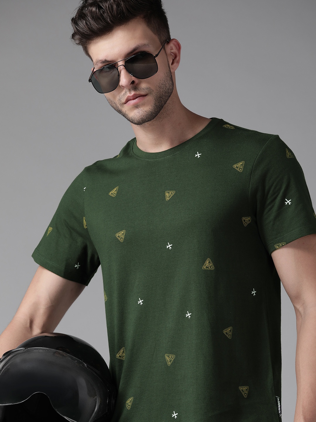 

Roadster Men Green & Mustard Yellow Conversational Print Pure Cotton T-shirt