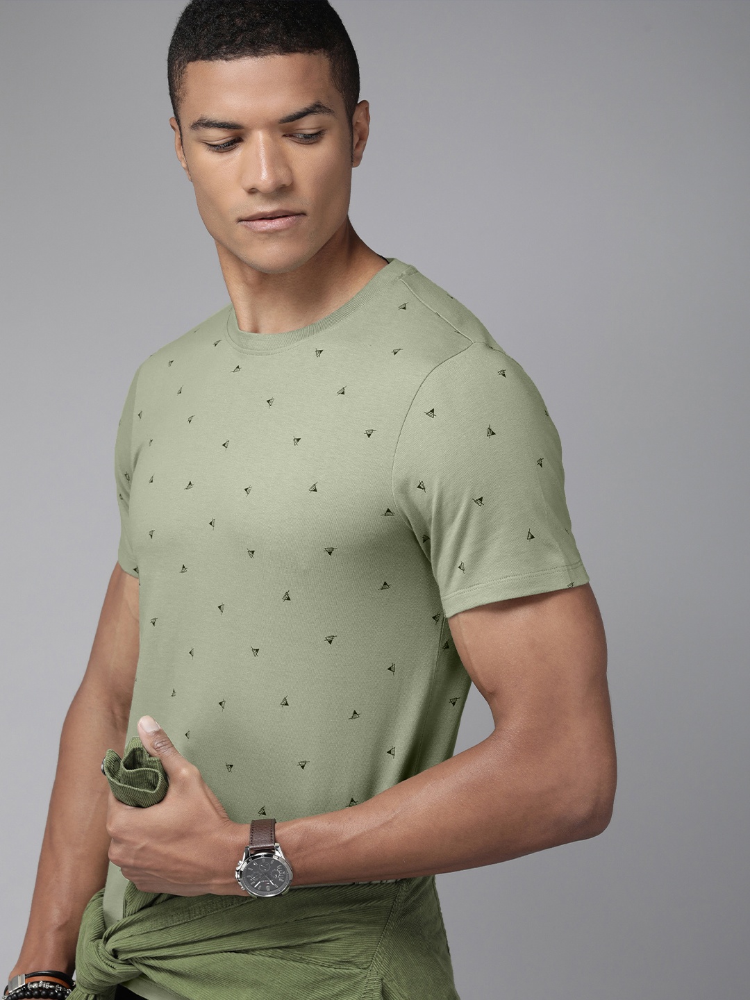 

The Roadster Lifestyle Co. Men Olive Green Printed Slim Fit Pure Cotton Casual T-shirt