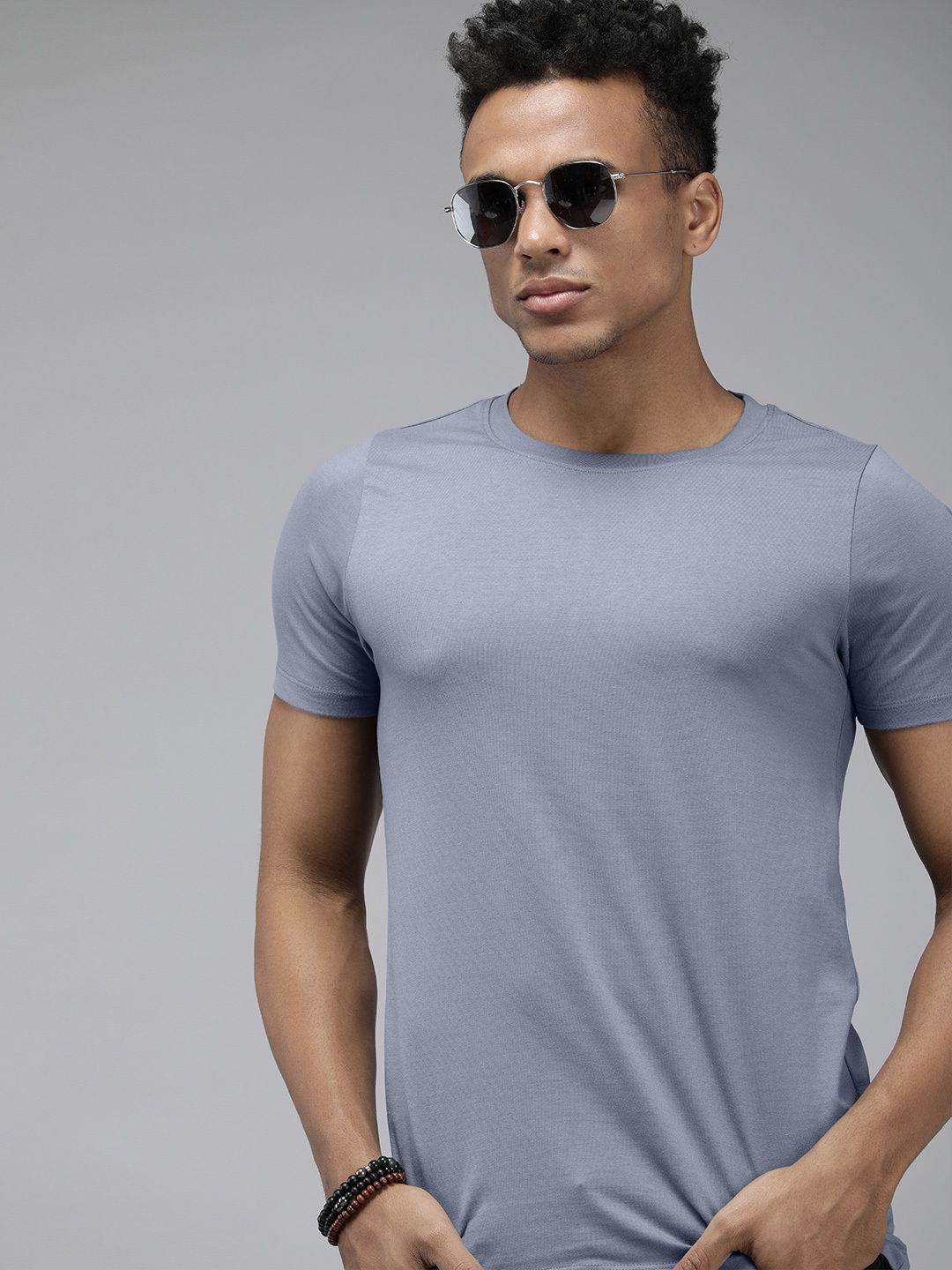 

Roadster Men Grey Solid Tshirt