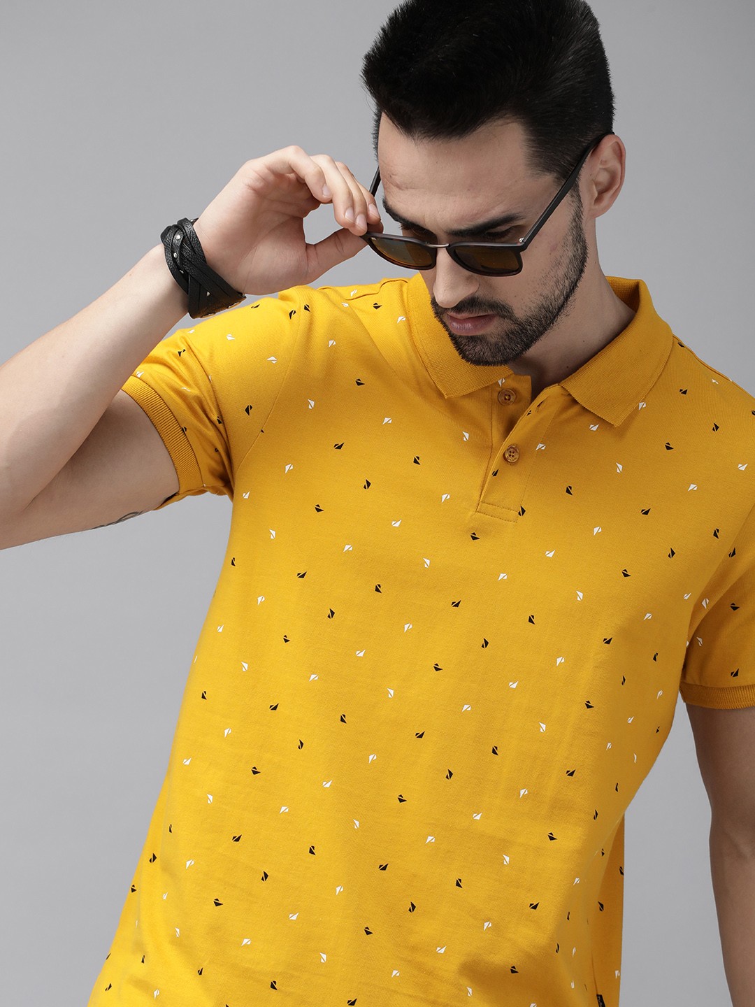 

The Roadster Lifestyle Co Men Yellow & Black Printed Polo Collar Pure Cotton T-shirt