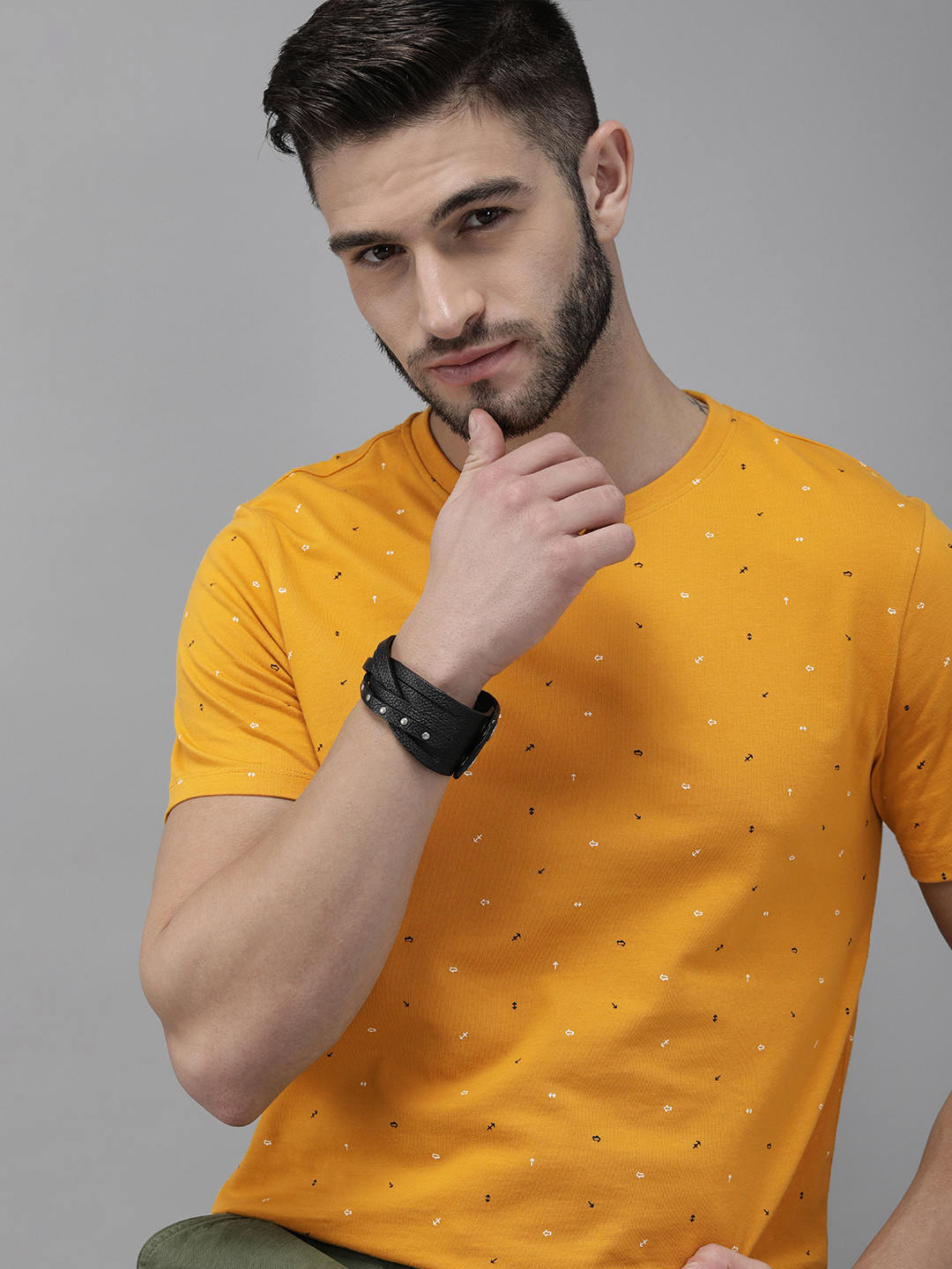 

Roadster Men Yellow & Multicoloured Printed Slim Fit Pure Cotton Casual T-shirt