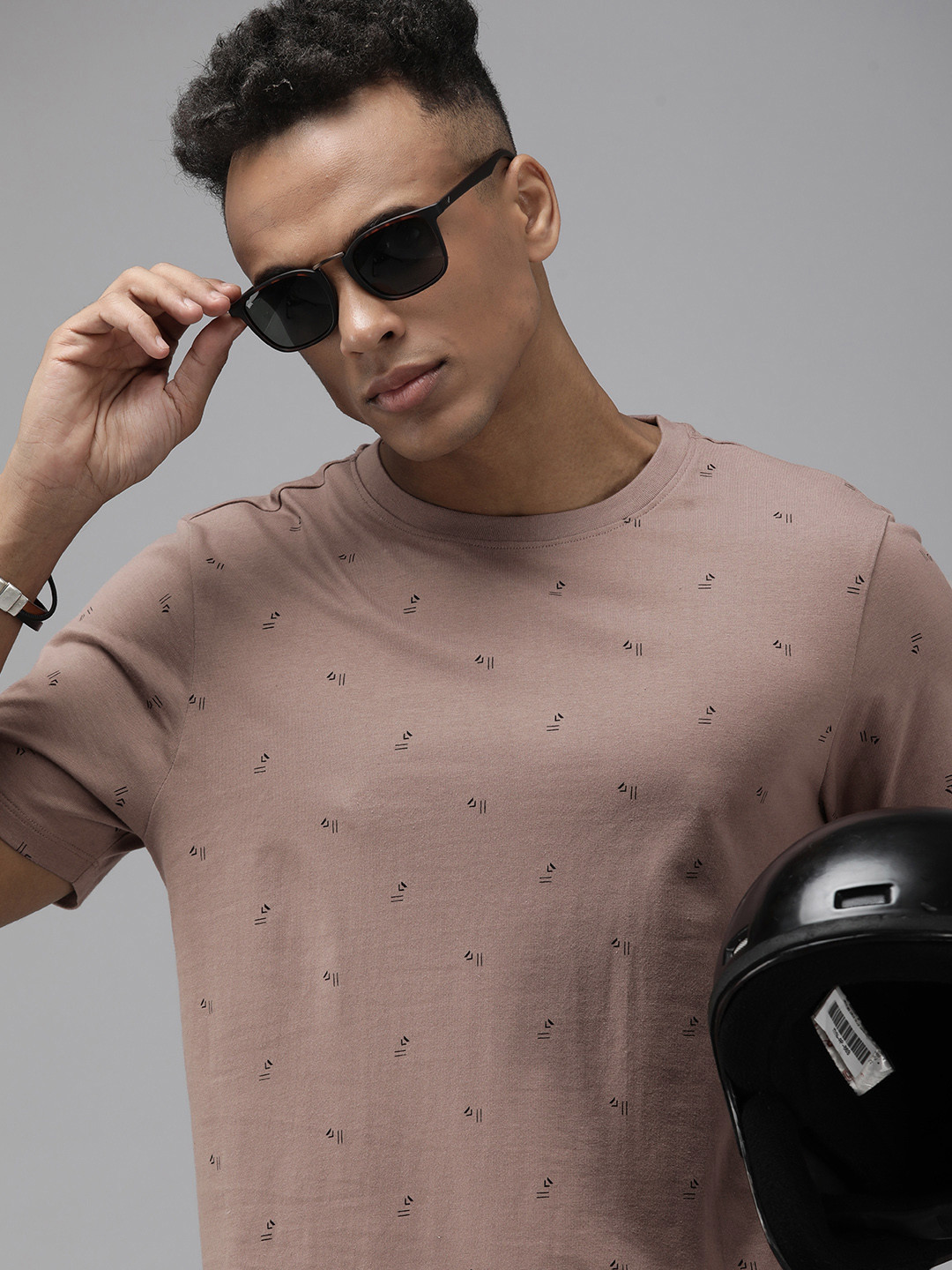 

The Roadster Lifestyle Co. Men Mauve Printed Slim Fit Pure Cotton Casual T-shirt