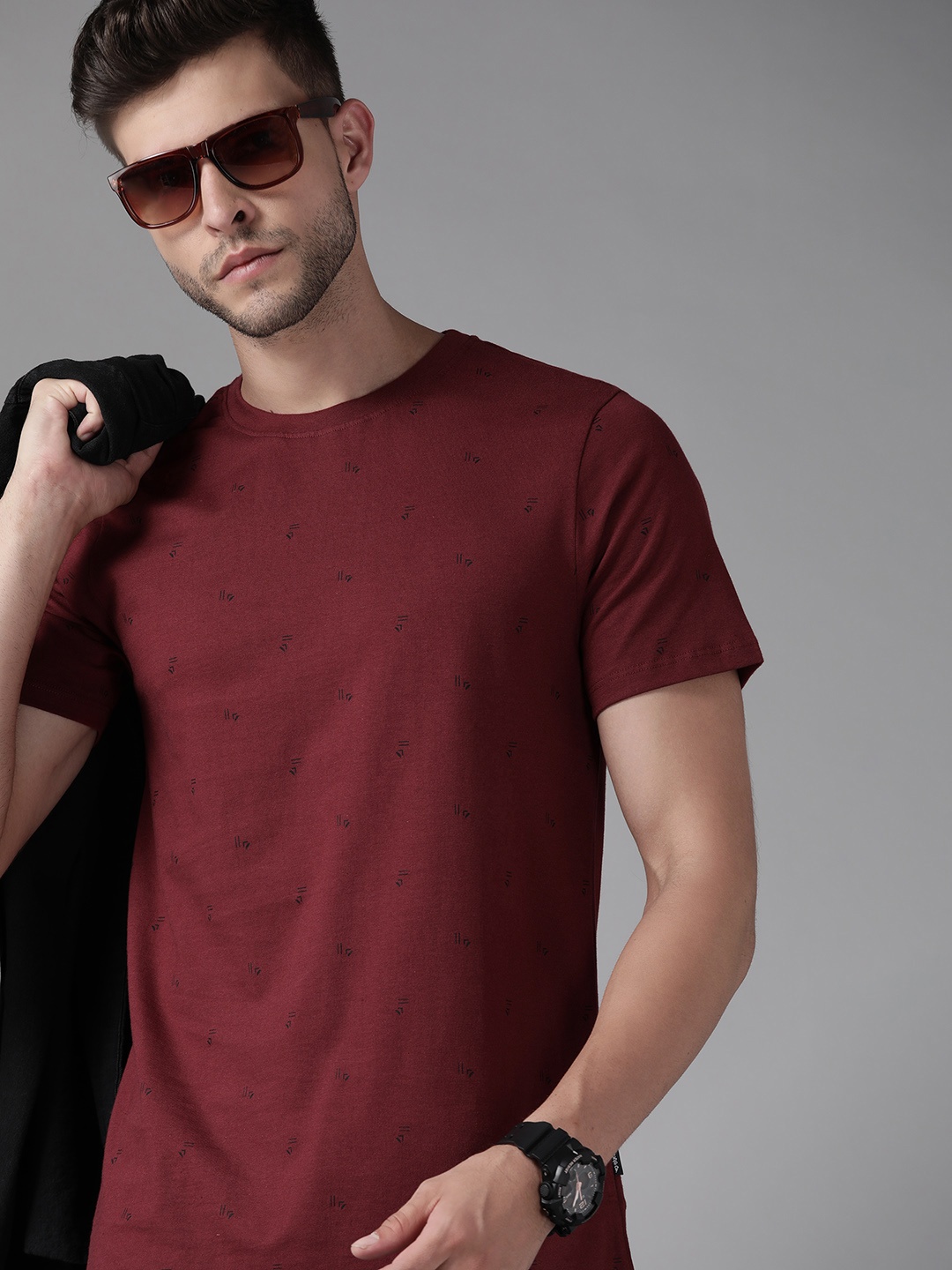 

Roadster Men Maroon & Black Geometric Printed Pure Cotton T-shirt