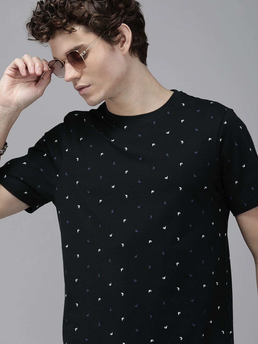 

Roadster Men Black Geometric Printed Pure Cotton T-shirt
