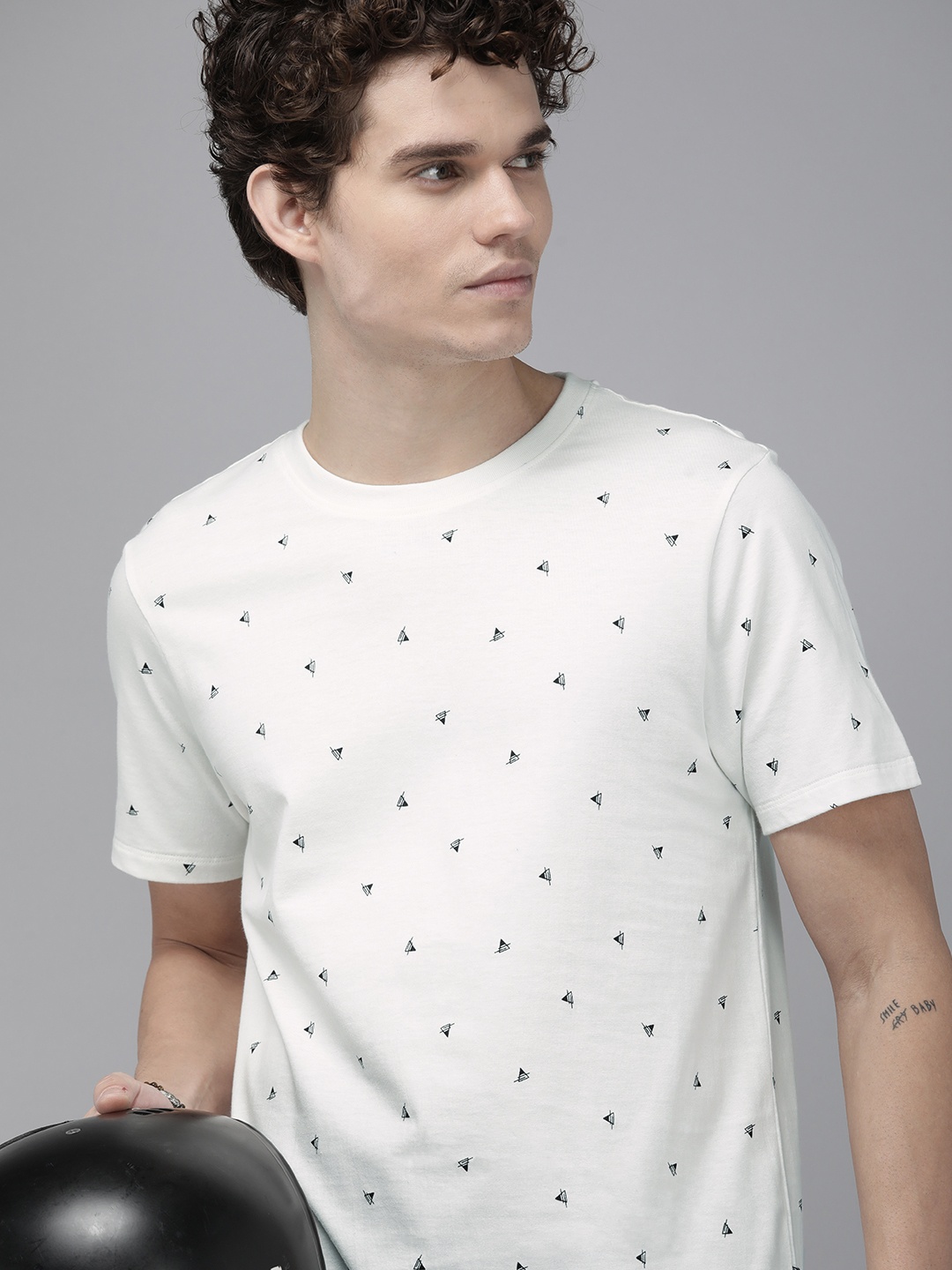

Roadster Men White & Black Geometric Printed Pure Cotton T-shirt