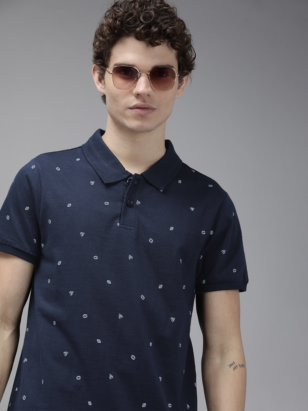 

Roadster Men Navy Blue & White Geometric Printed Pure Cotton T-shirt