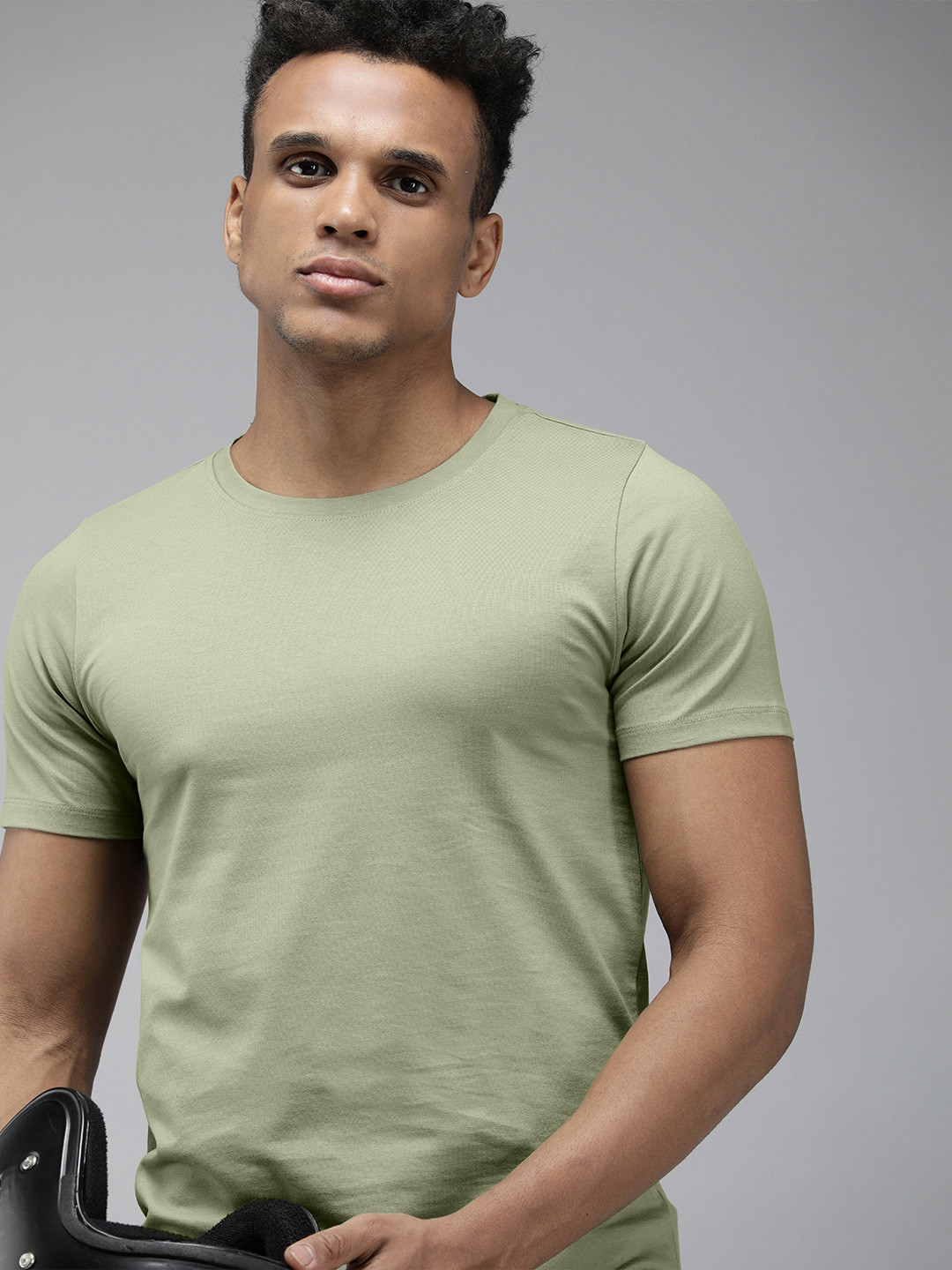

The Roadster Lifestyle Co Men Olive Green Solid Round Muscle Fit T-shirt