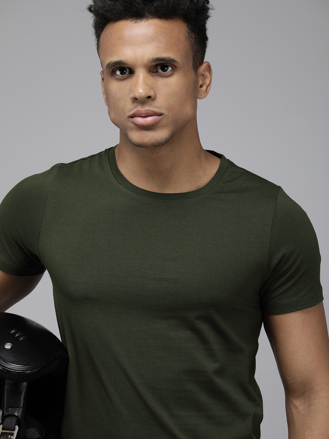 

The Roadster Lifestyle Co Men Green Solid Round Neck Muscle Fit T-shirt