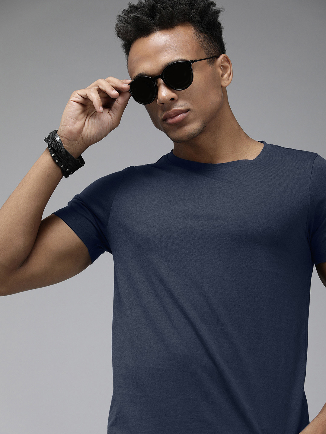 

The Roadster Lifestyle Co Men Navy Blue Solid Round Neck Muscle Fit T-shirt