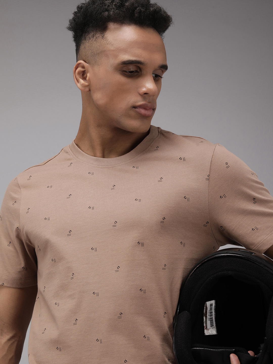 

The Roadster Lifestyle Co Men Beige Geometric Printed Pure Cotton T-shirt