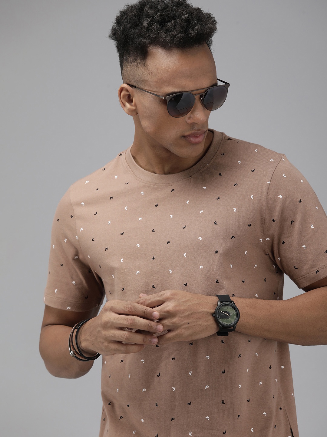 

The Roadster Lifestyle Co Men Beige Geometric Printed Pure Cotton T-shirt