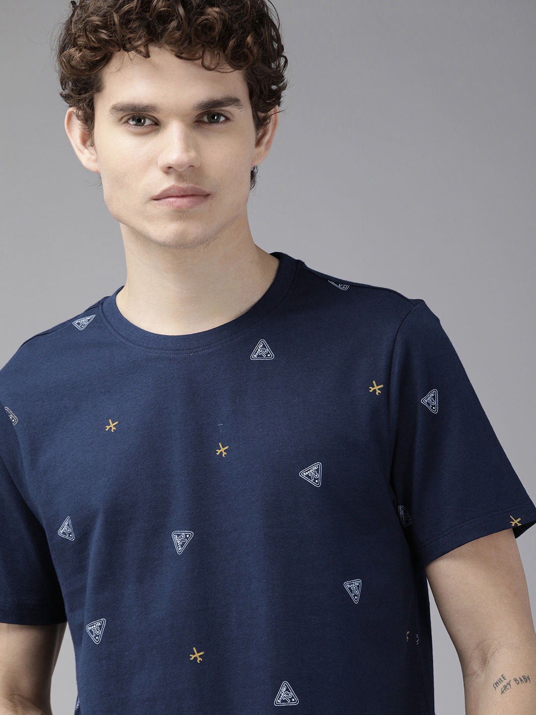 

Roadster Men Navy Blue & White Printed Round Neck T-shirt