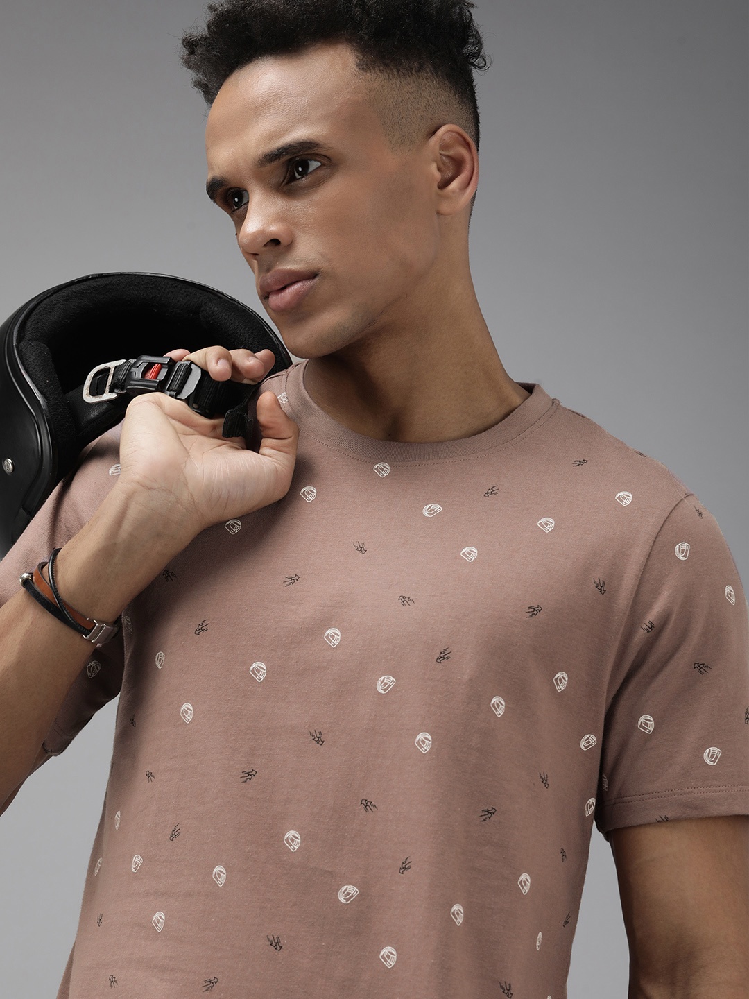 

The Roadster Lifestyle Co. Men Mauve Printed Slim Fit Pure Cotton Casual T-shirt