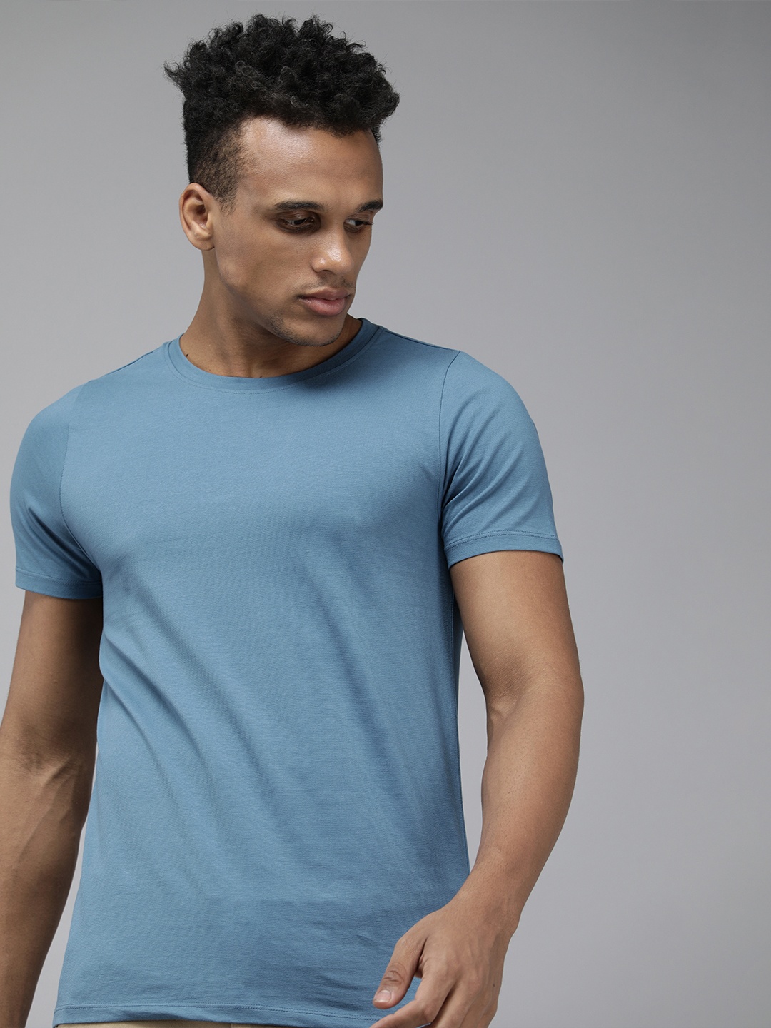 

The Roadster Lifestyle Co Men Blue Solid Round Neck Muscle Fit T-shirt