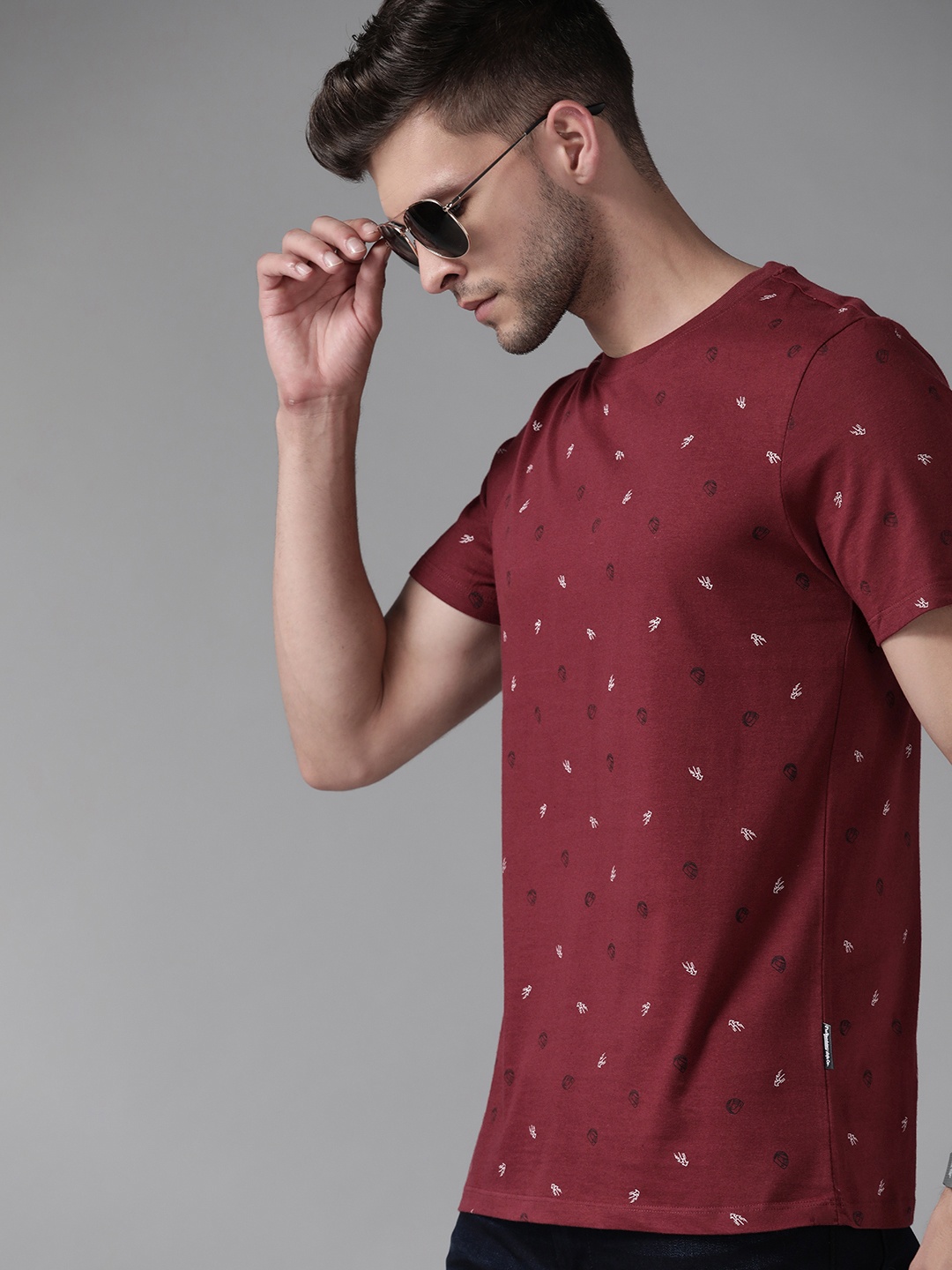 

Roadster Men Maroon & White Conversational Printed Pure Cotton T-shirt