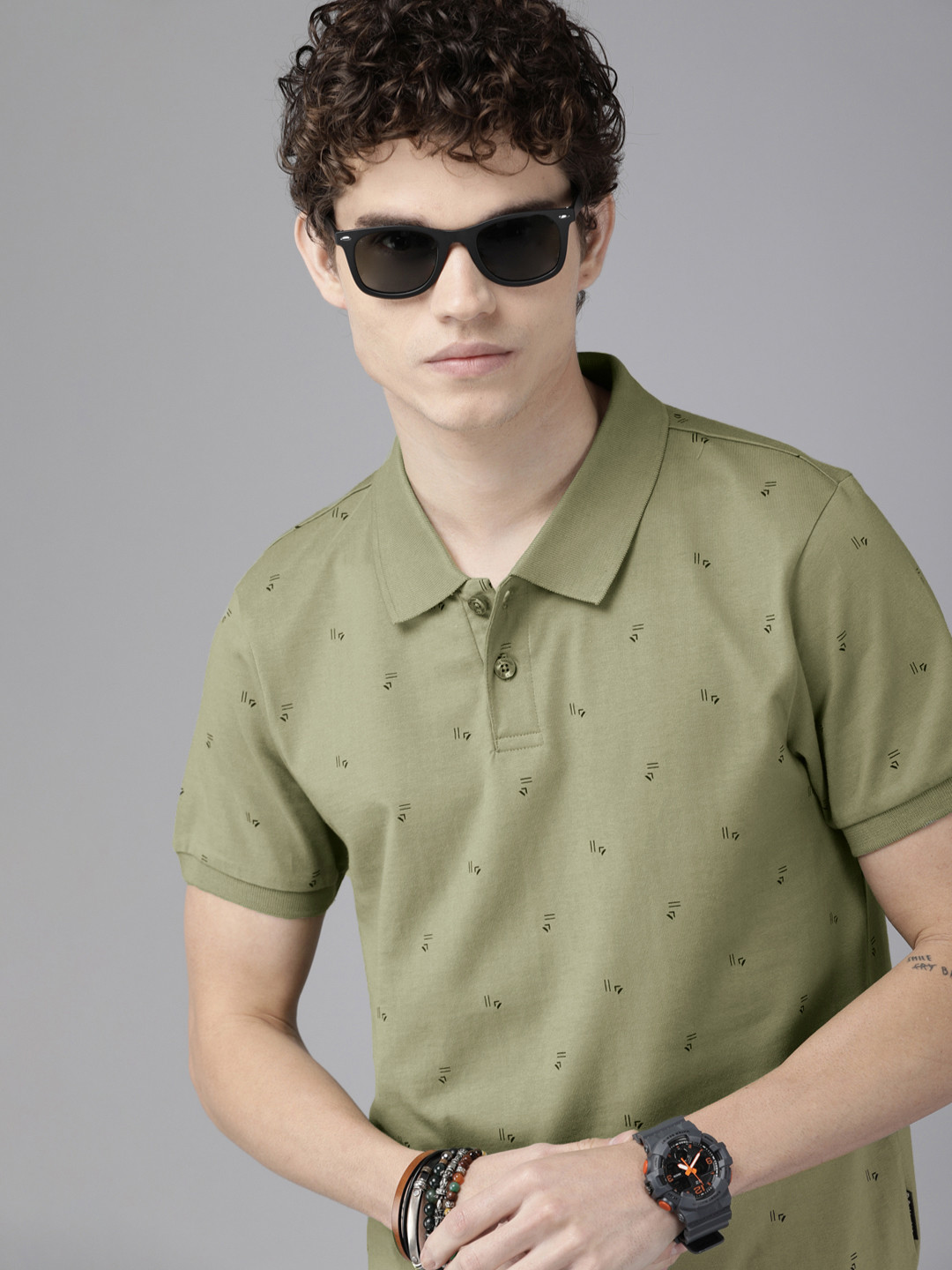 

The Roadster Lifestyle Co Men Olive Green & Black Printed Pure Cotton Polo Collar T-shirt