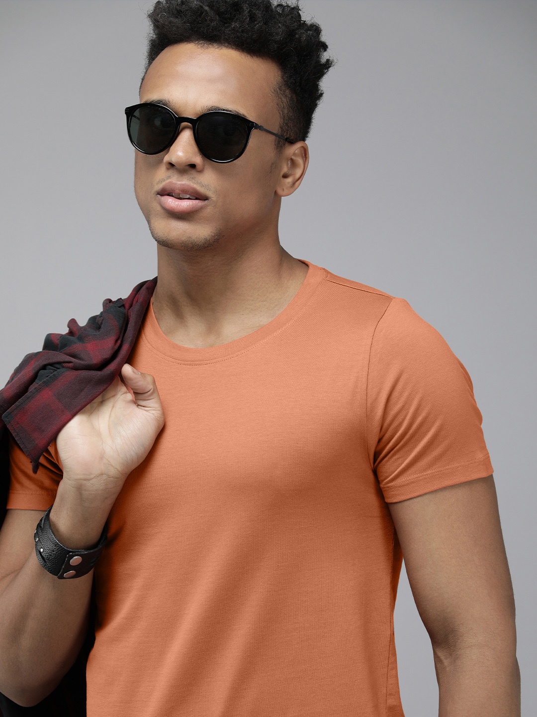 

Roadster Men Rust Orange Solid Round-Neck Regular Fit Casual Muscle Fit T-shirt