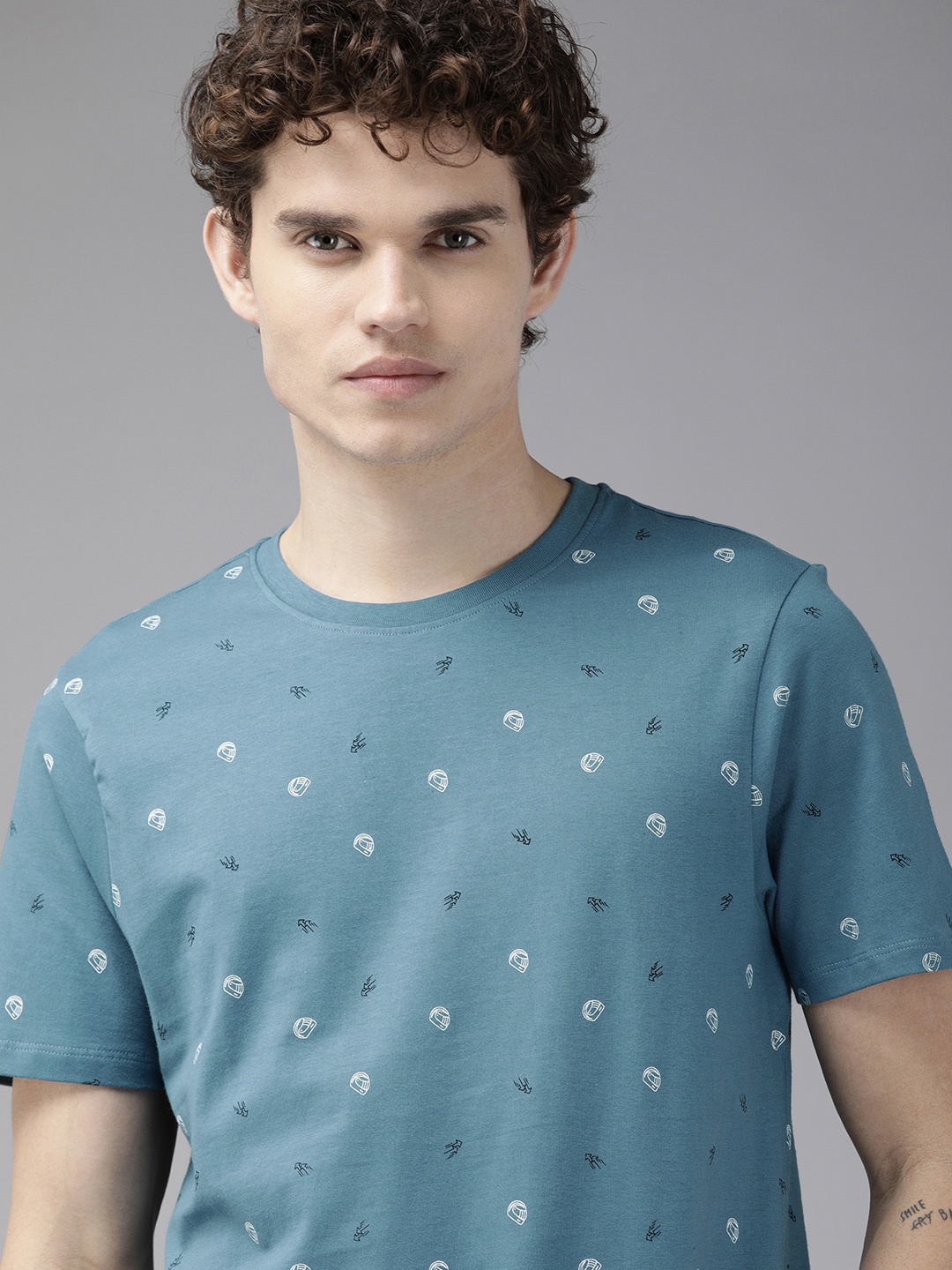 

Roadster Men Blue & White Printed Round Neck T-shirt