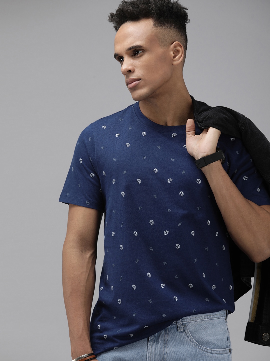 

The Roadster Lifestyle Co Men Navy Blue & White Geometric Printed Pure Cotton T-shirt