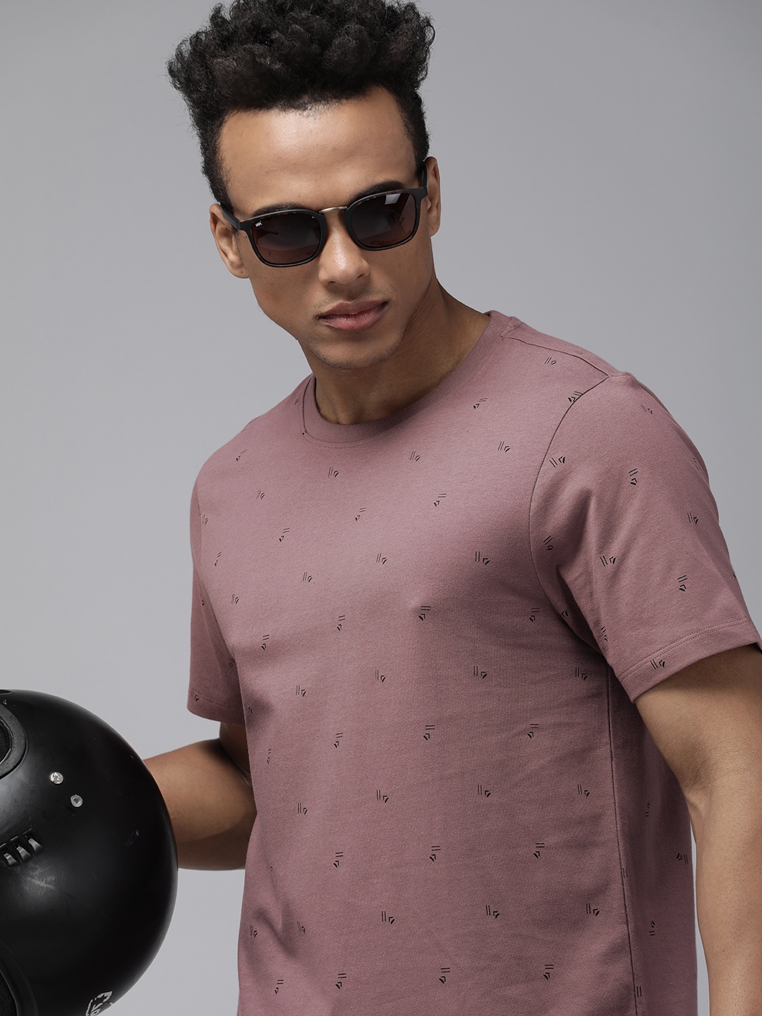 

Roadster Men Mauve & Black Geometric Printed Pure Cotton T-shirt
