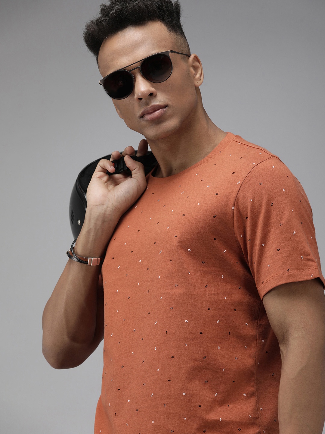 

The Roadster Lifestyle Co Men Rust Orange Geometric Printed Pure Cotton T-shirt