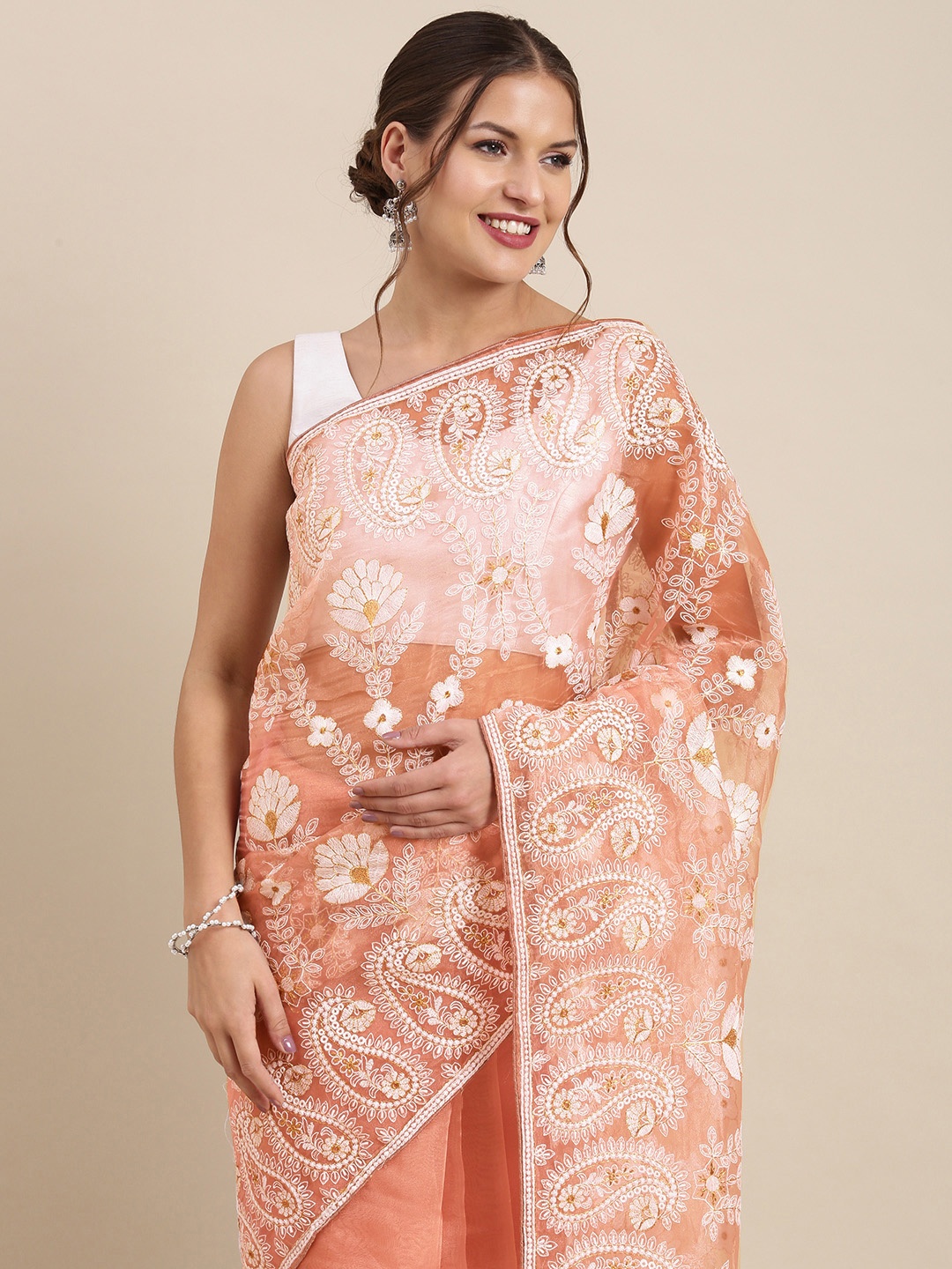 

VASTRANAND Peach-Coloured & White Woven Design Chikankari Organza Saree
