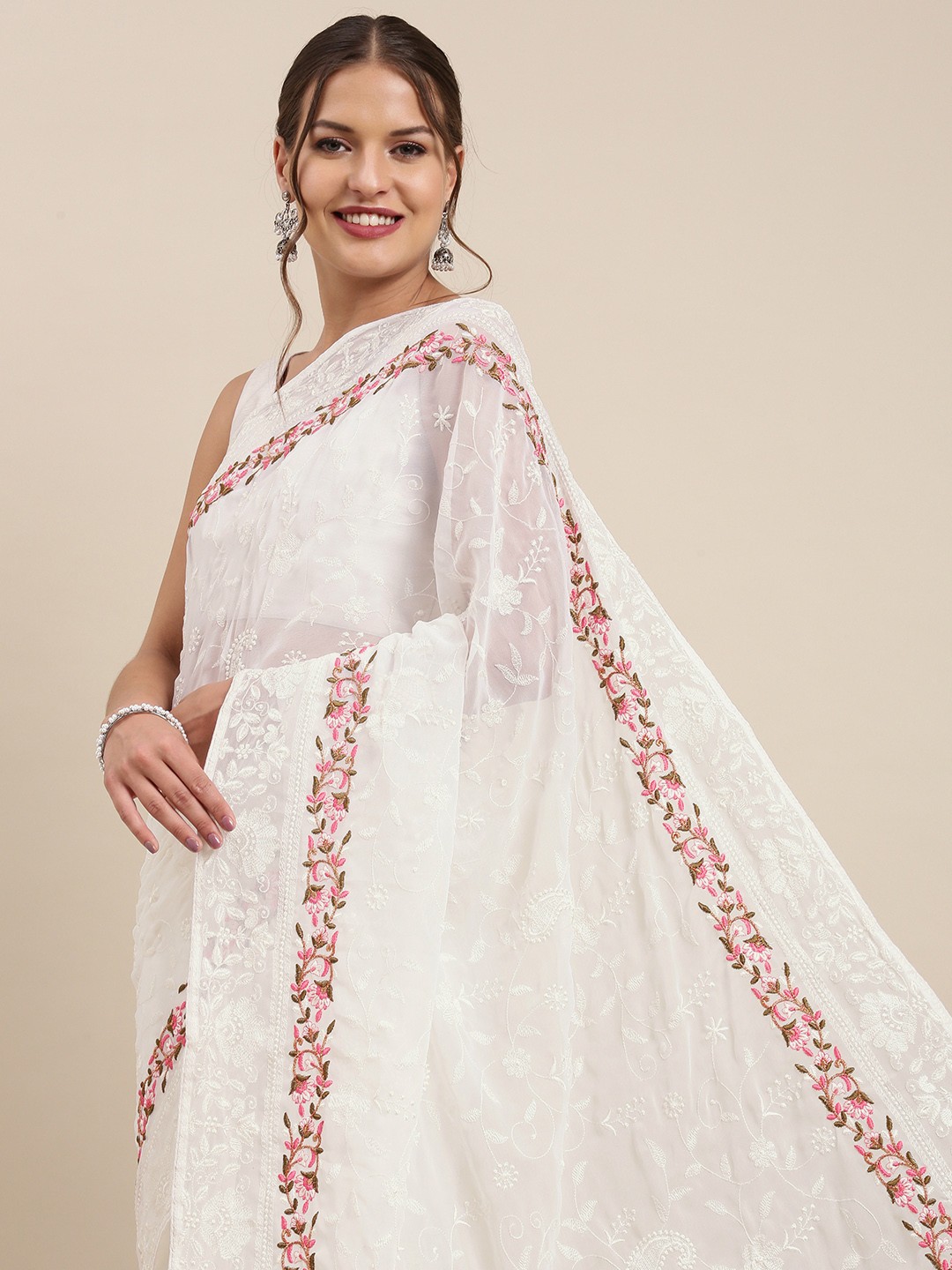 

VASTRANAND White Floral Embroidered Chikankari Saree
