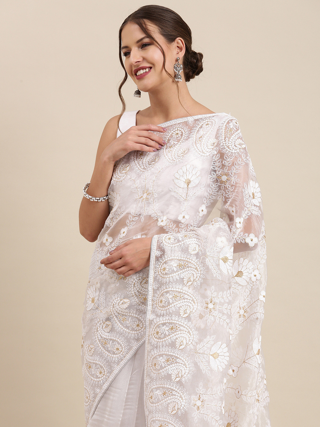 

VASTRANAND White Paisley Embroidered Chikankari Organza Saree