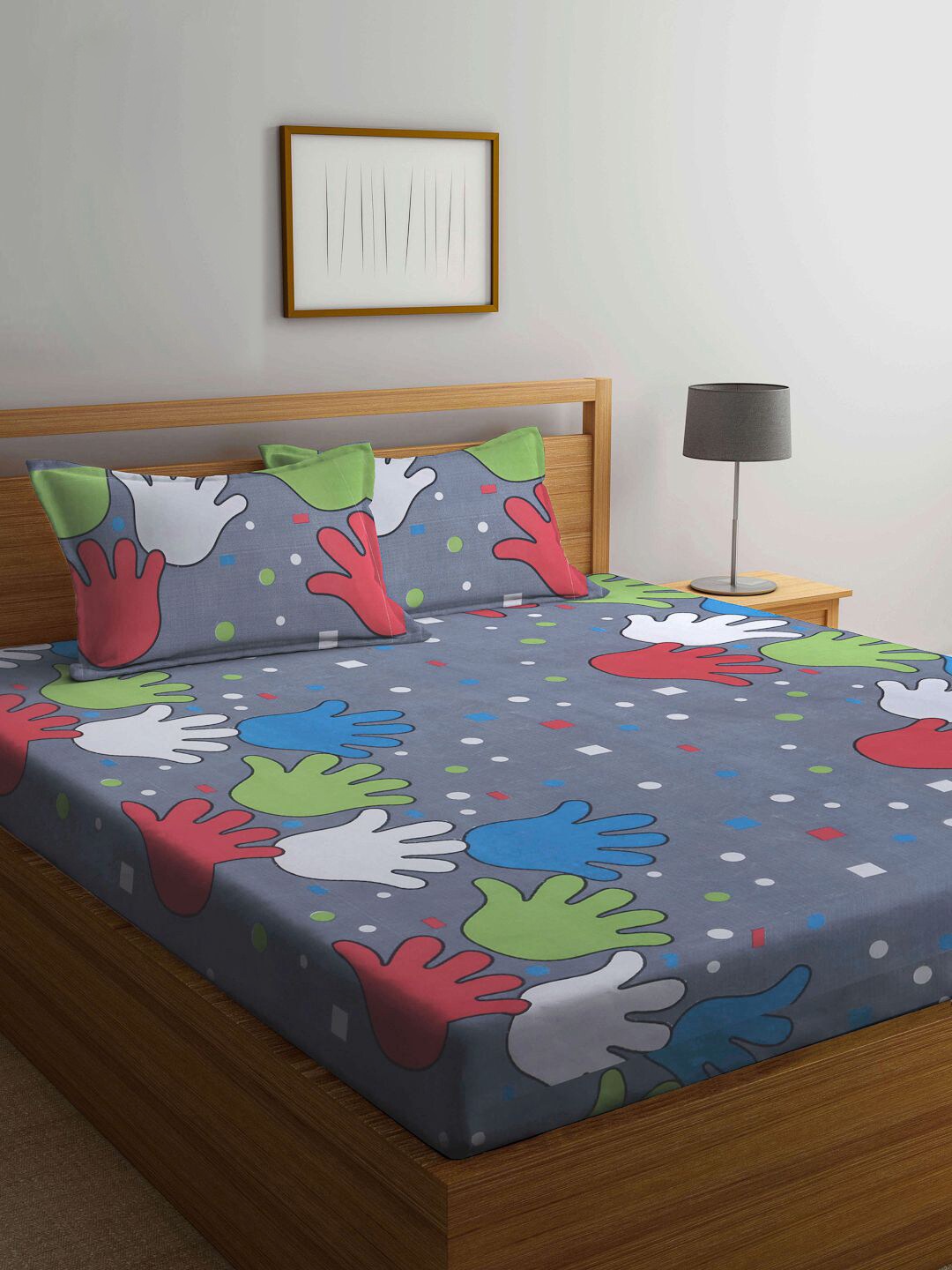 

KLOTTHE Grey & Red Geometric 210 TC 2 King Bedsheet with 4 Pillow Covers