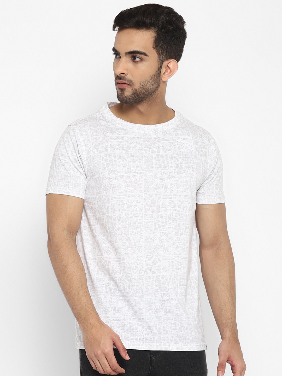 

Red Chief Men White Raw Edge T-shirt