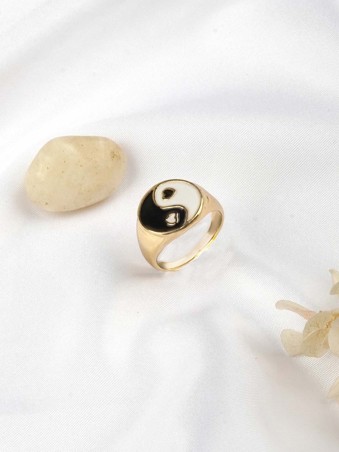 

BEWITCHED Ying And Yang Signet Finger Ring, Black