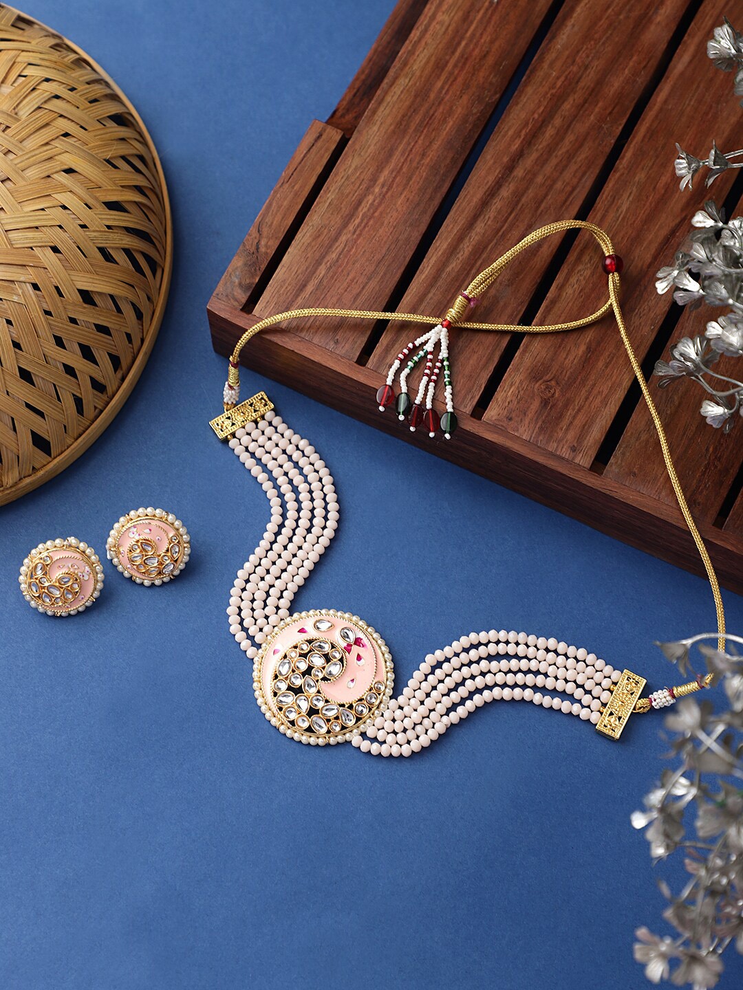

STEORRA JEWELS Gold-Plated White & Peach-Coloured Kundan-Studded & Beaded Jewellery Set