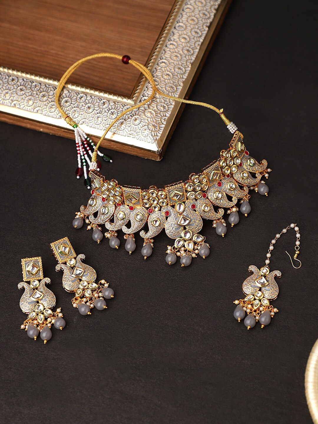 

STEORRA JEWELS Women Grey & Gold-Plated Kundan Studded & Beaded Choker Jewellery Set
