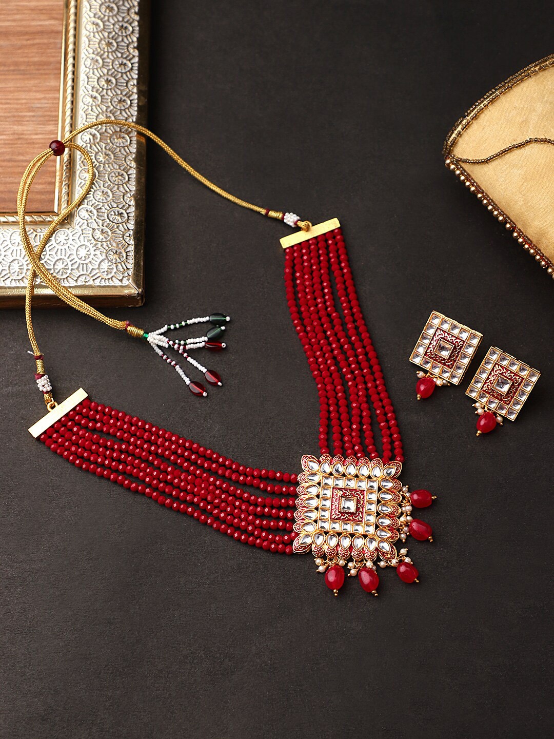 

STEORRA JEWELS Women Gold-Plated & Red Kundan Studded & Beaded Jewellery Set
