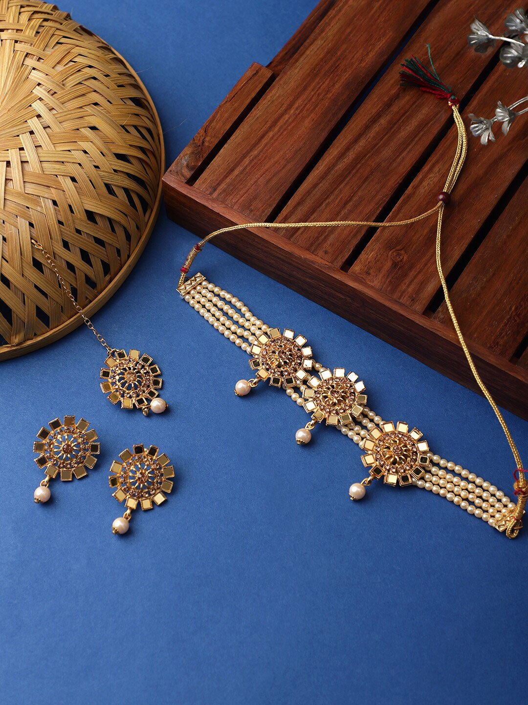 

STEORRA JEWELS Women Off White Gold-Plated Kundan & Stones Studded & Beaded Jewellery Set