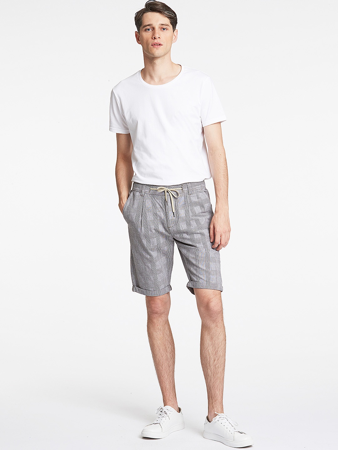 

LINDBERGH Men Grey Checked Shorts