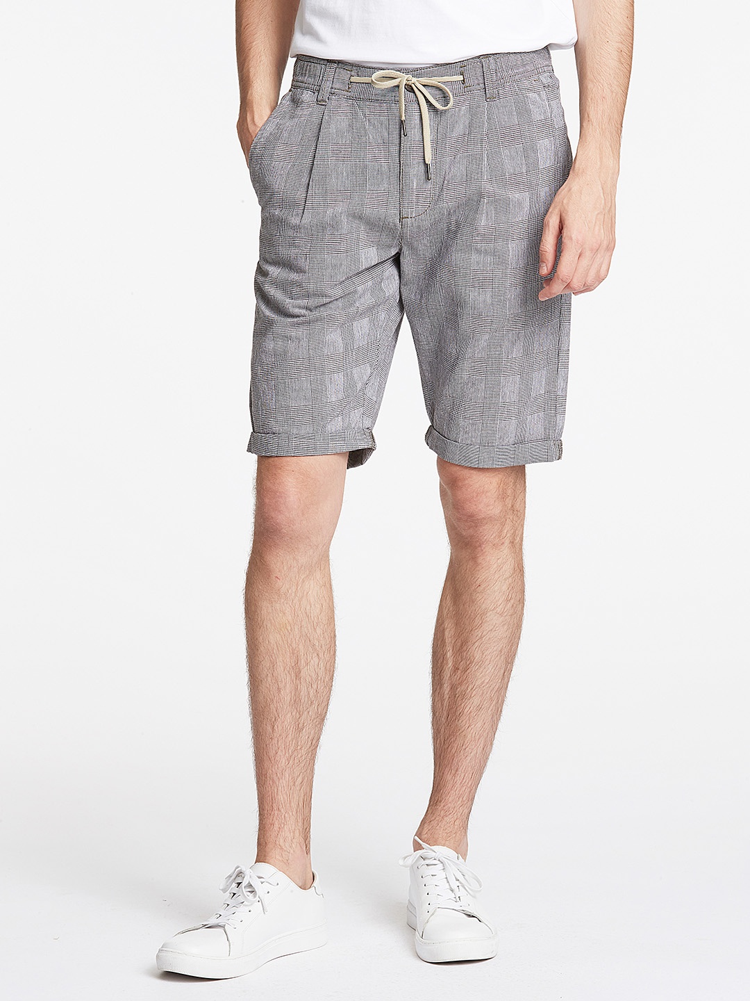 

LINDBERGH Men Grey Checked Shorts